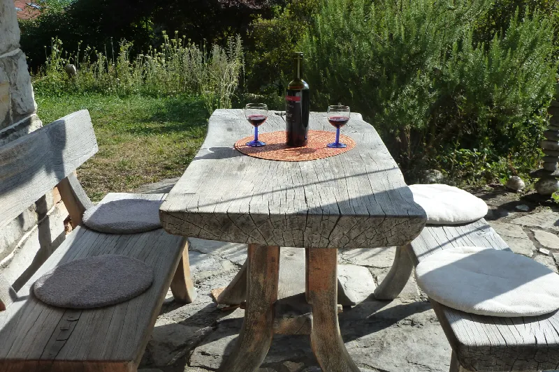 Sitzplatz vor dem Haus