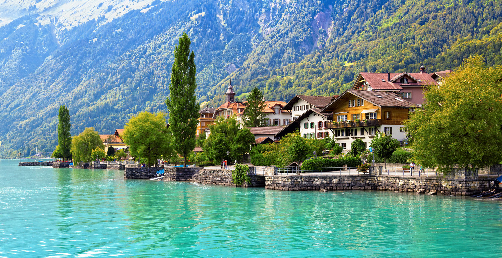 Brienz am türkisfarbenen Brienzersee mit Chalets und Bergen