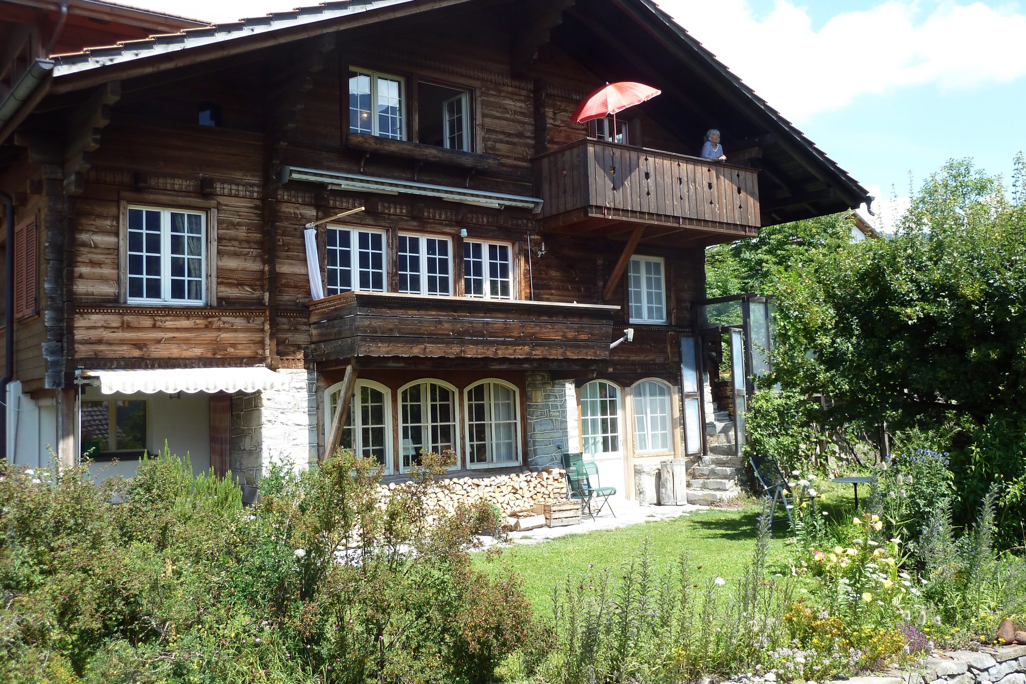 Das Holzchalet an der Schorenstrasse in Brienz mit Garten und Balkonen